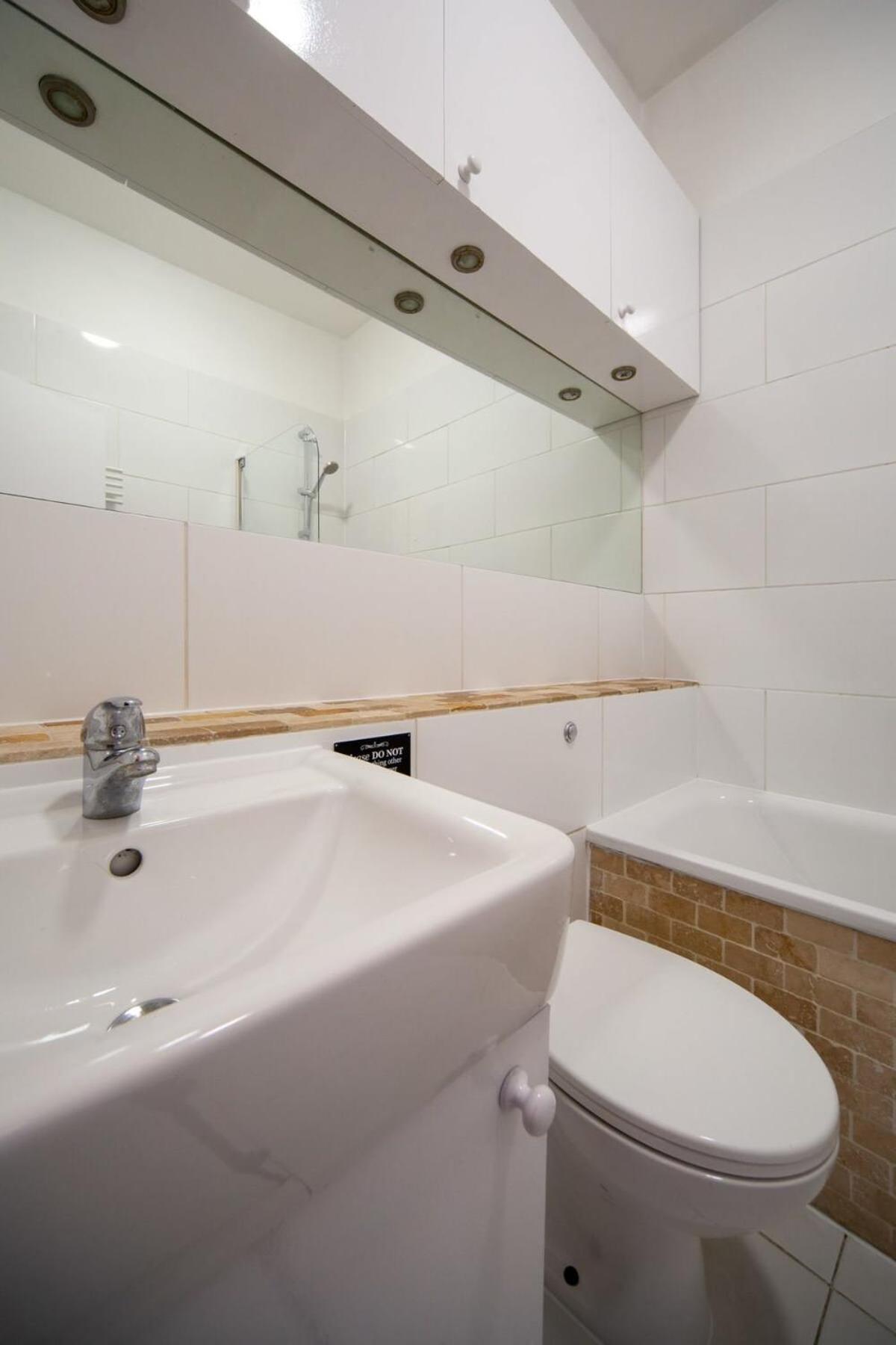 Lovely 2 Bedroom Apartment In Tooting Londra Dış mekan fotoğraf